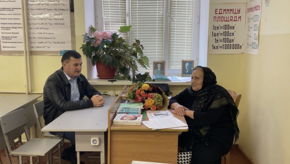 Мухидин Магомедов в День учителя навестил свою учительницу