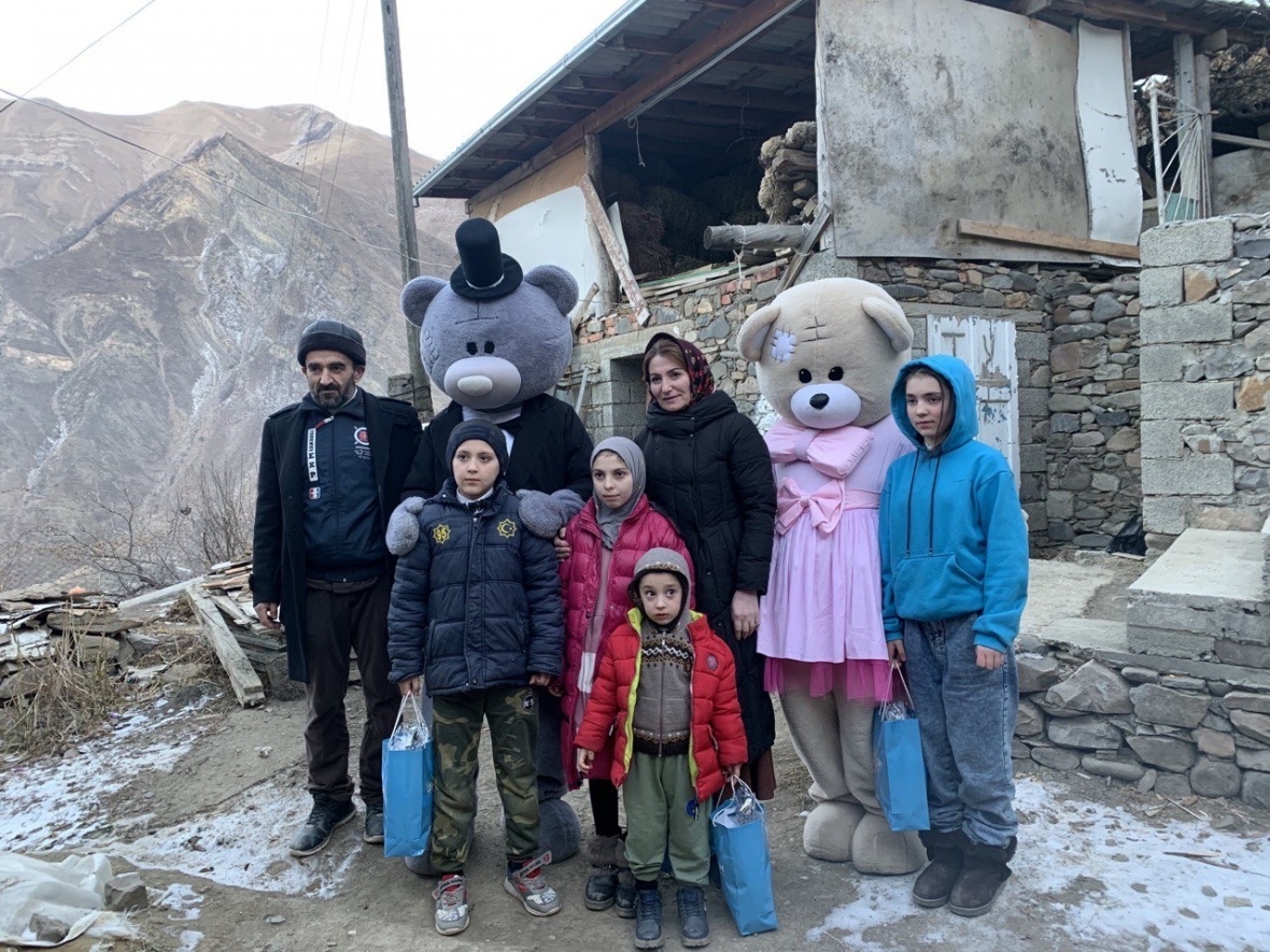 Детям-сиротам и детям из неполных семей подарили наборы сладостей на Новый год