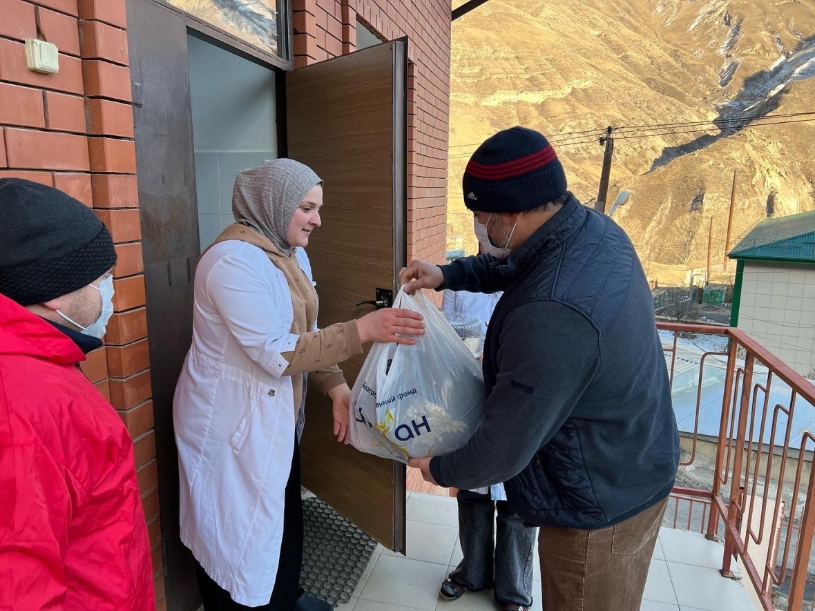 В Чародинском районе стартовала акция «Маленькие радости для врачей̆»