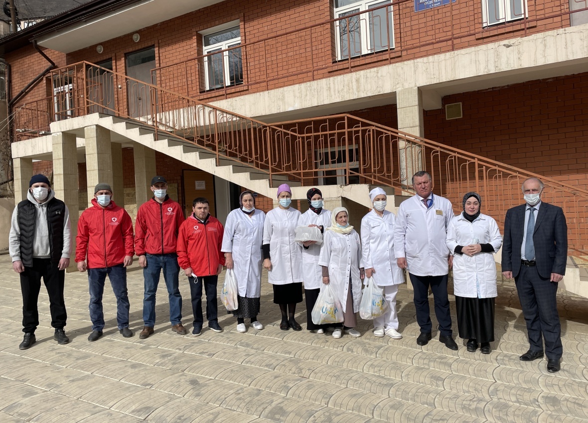 Представители администрации района  отнесли продуктовые наборы медикам инфекционного отделения