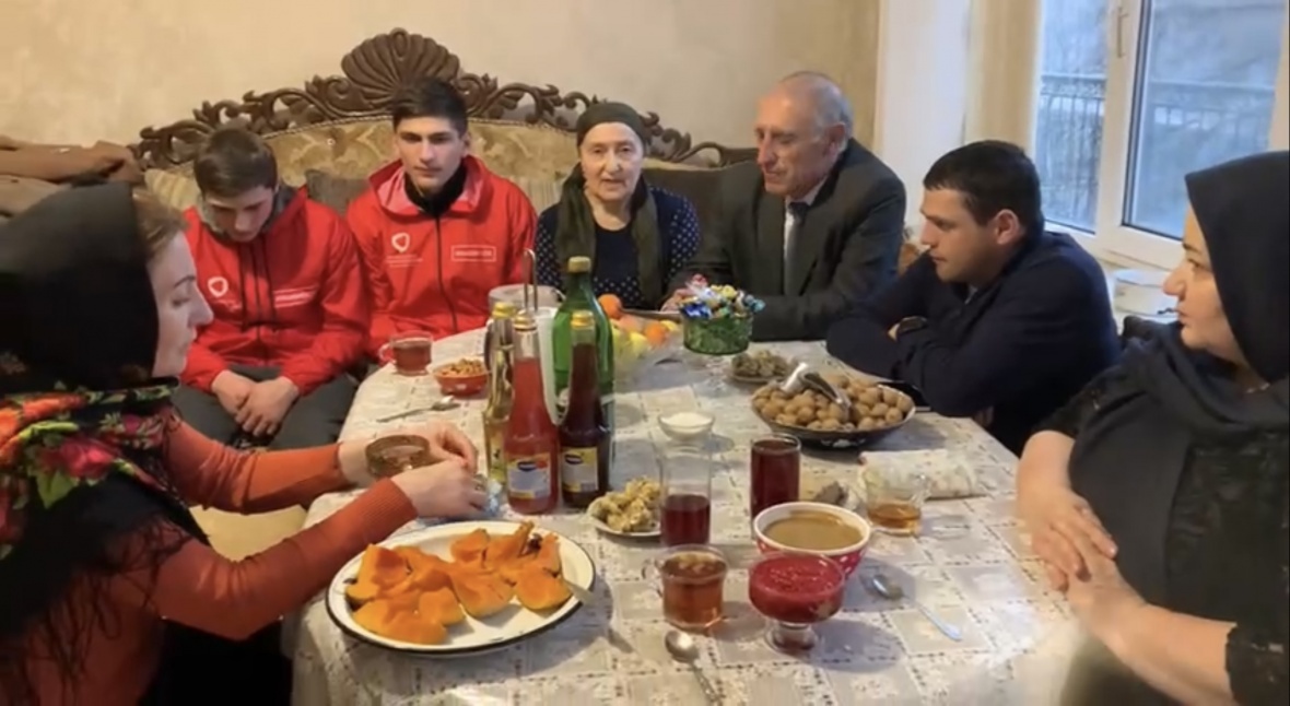 Бывшую коллегу - ветерана труда поздравили представители администрации района