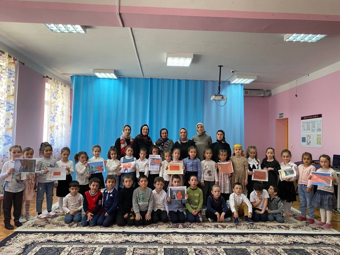 Воспитанникам садика Цуриба рассказали историю Знамени Победы