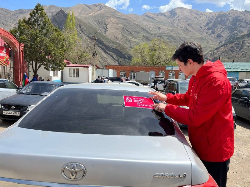 На автомашинах жителей Цуриба расклеили наклейки с изображением Знамени Победы