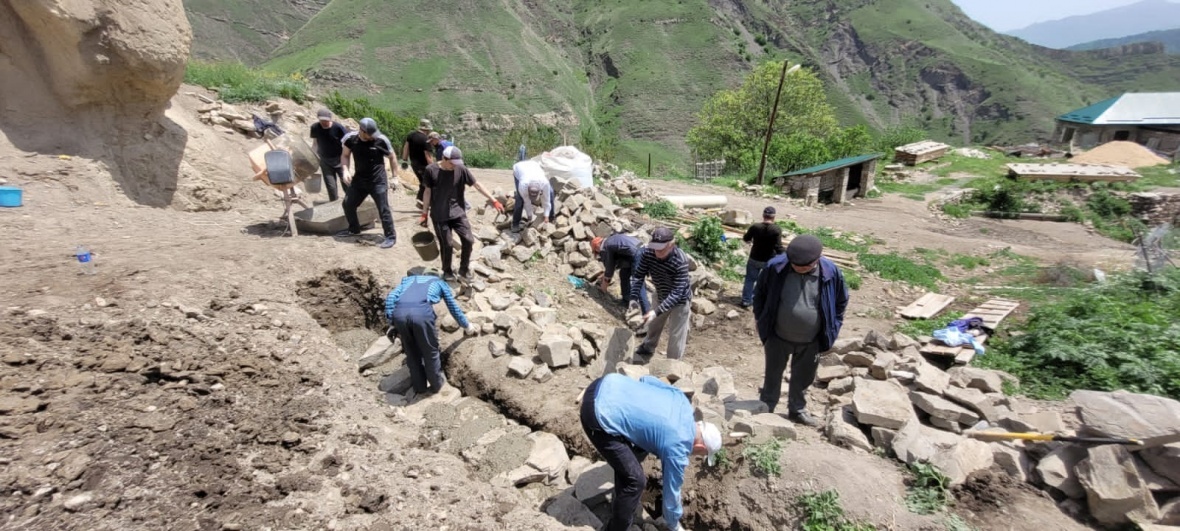 В минувшие выходные масштабный субботник прошел в селе Гунух Чародинского района