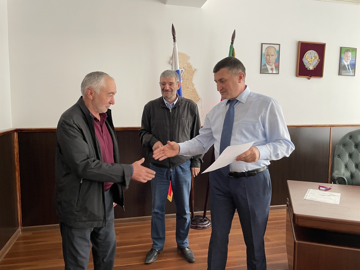 В Чародинском районе трем инвалидам и одному участнику афганских событий вручили сертификаты на приобретение жилья