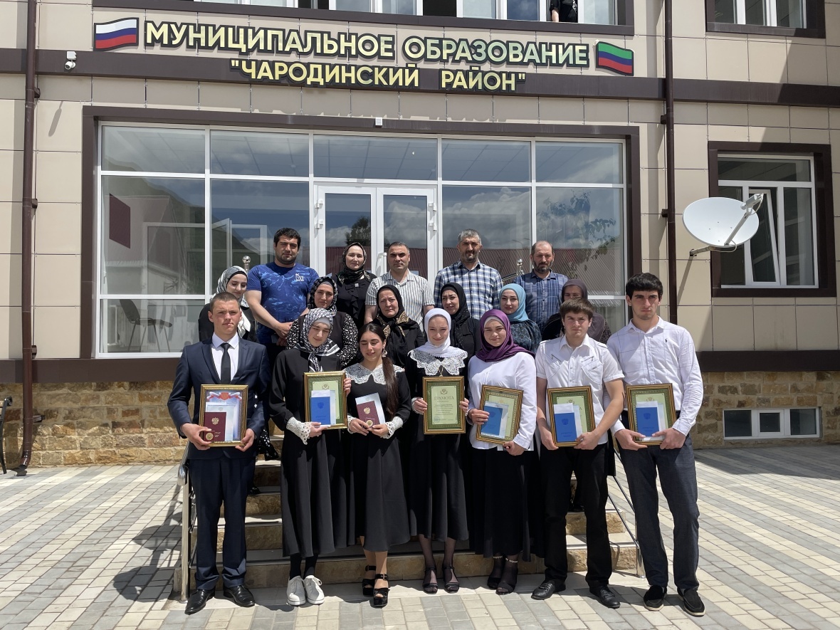 Выпускникам-отличникам торжественно вручили аттестаты