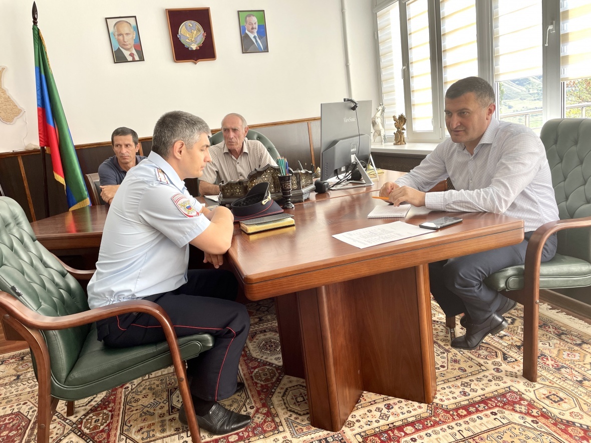 Готовность школ к приему учеников и распределение представителей администрации района для участия в линейках ко Дню знаний обсудили на аппаратаном совещании