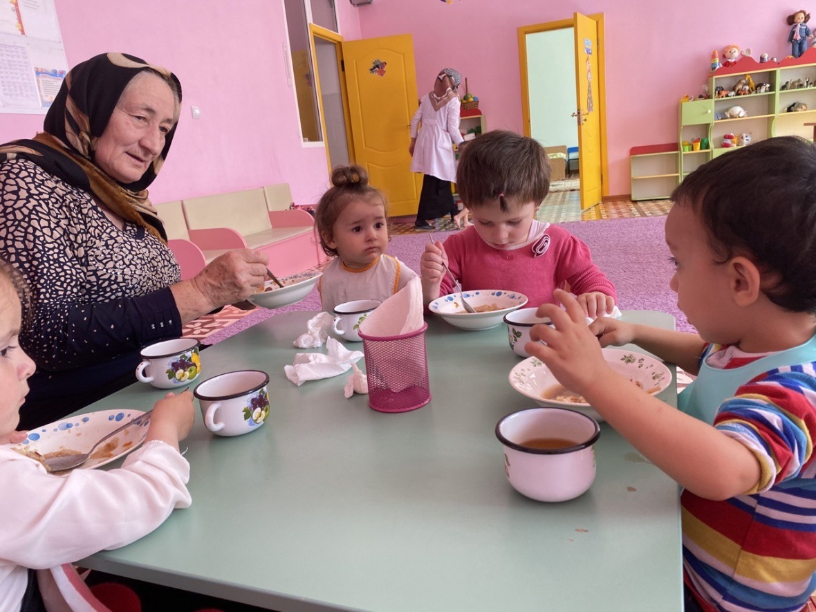 Около 30 лет работает с детьми дошкольного возраста...