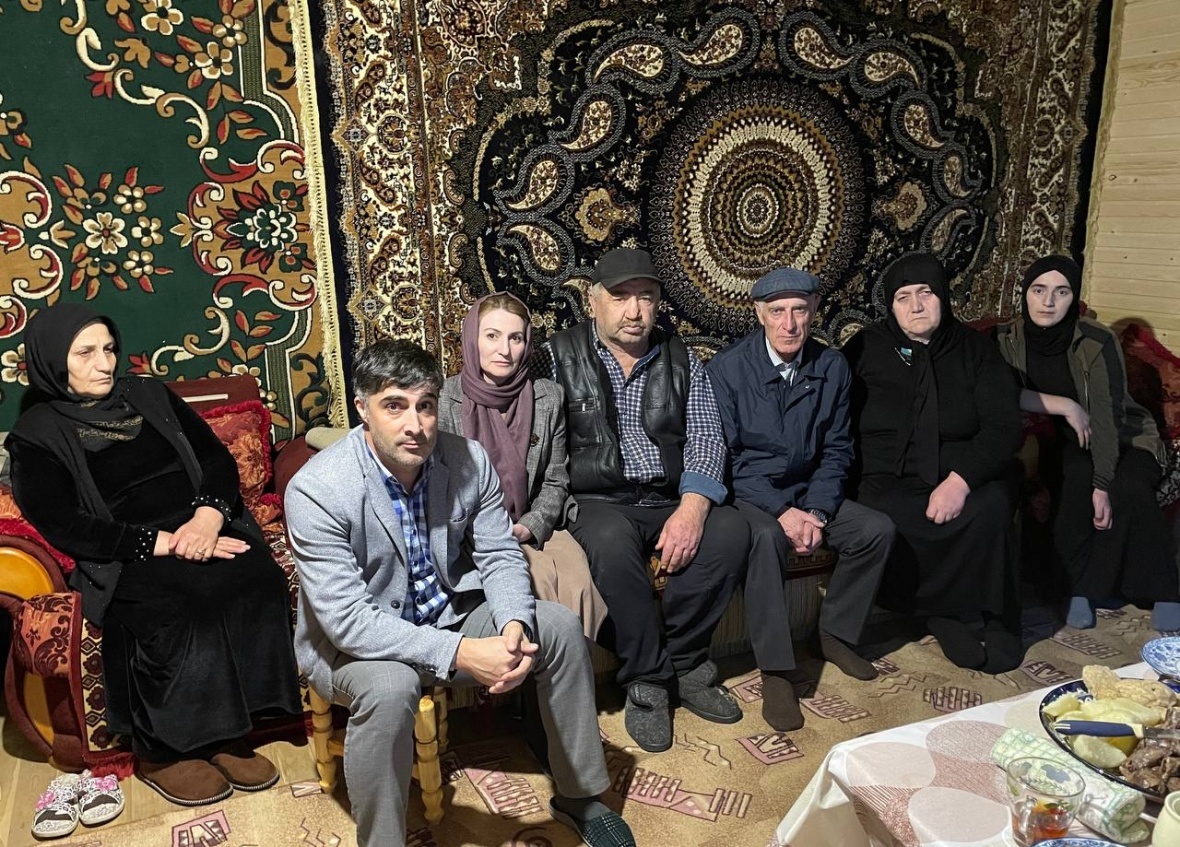 Мать погибшего военнослужащего навестили ко Дню матери