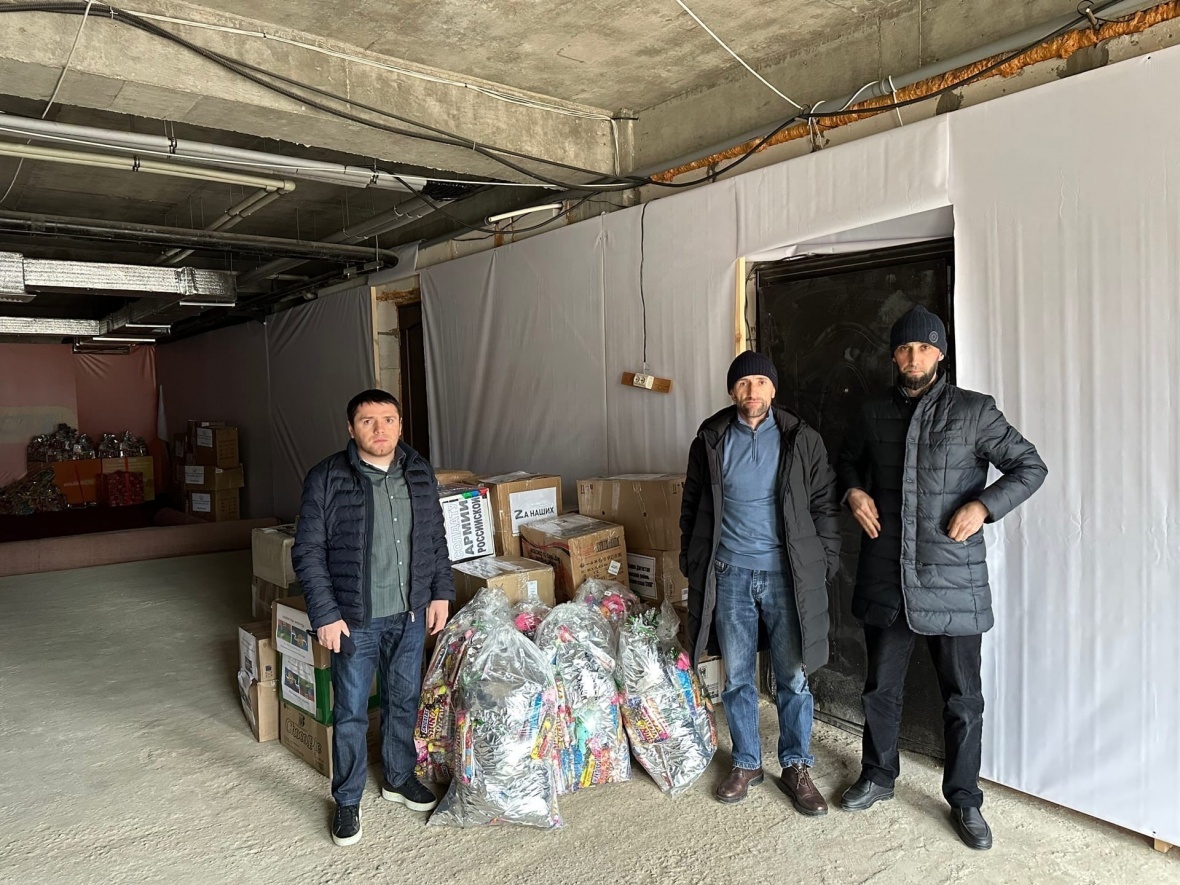 100 наборов сладостей от депутата НС РД Магомеда Садулаева доставили в Республиканский центр приёма новогодних подарков