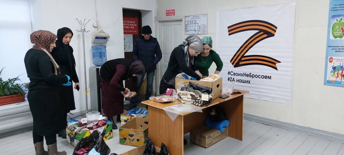 Педагоги центра дополнительного образования детей собрали очередную партию посылок военнослужащим, находящимся в зоне СВО