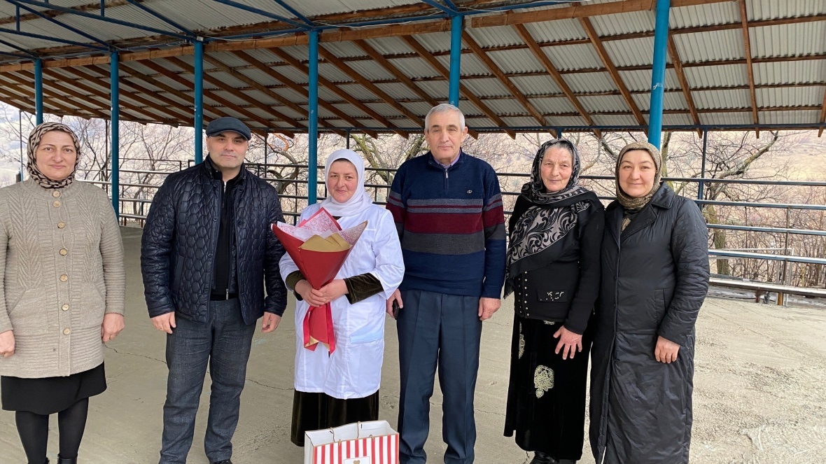 Мать военнослужащего поздравили с Международным женским днем