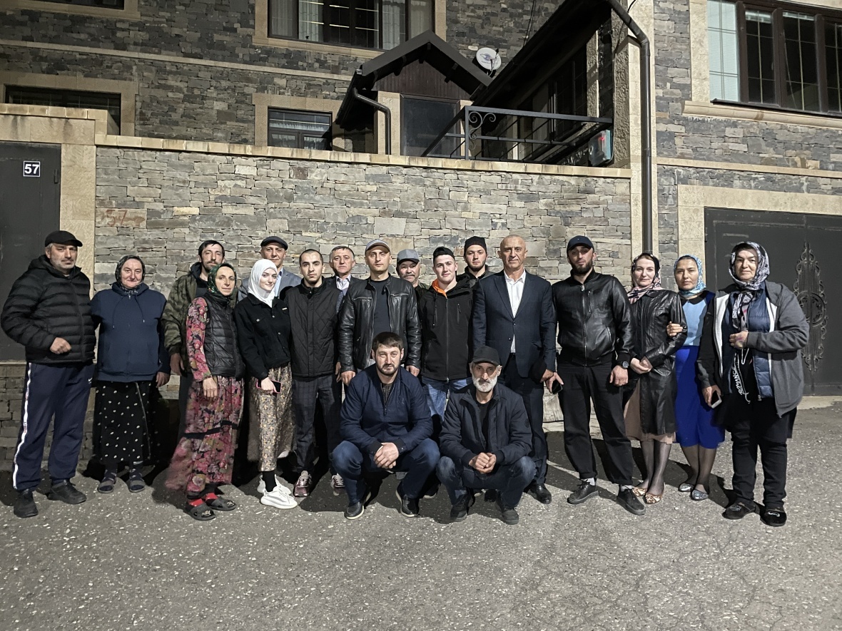 Представители администрации района поздравили с бракосочетанием военнослужащего