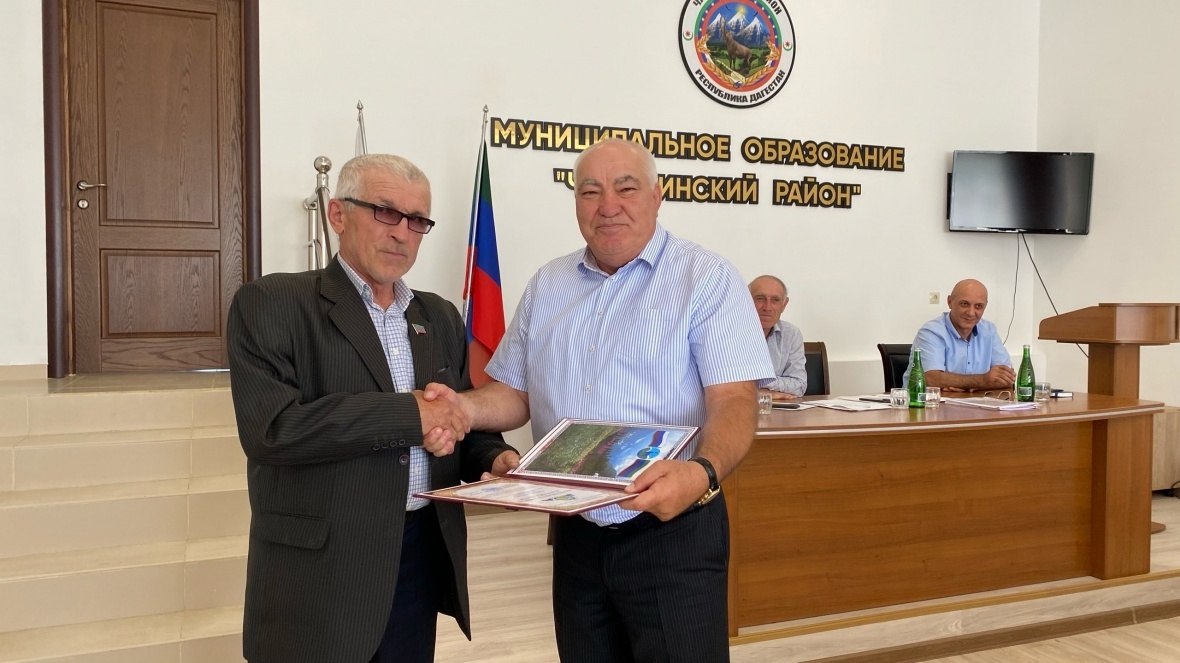 Председатель районного Собрания депутатов Кудамагомед Махачев наградил Почётной грамотой депутата Магарского сельского поселения, делегированного представителем в райсобрание Умаева Нурмагомеда Ибраги