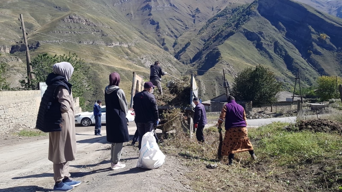 В районном центре Цуриб Чародинского района сегодня прошел масштабный субботник