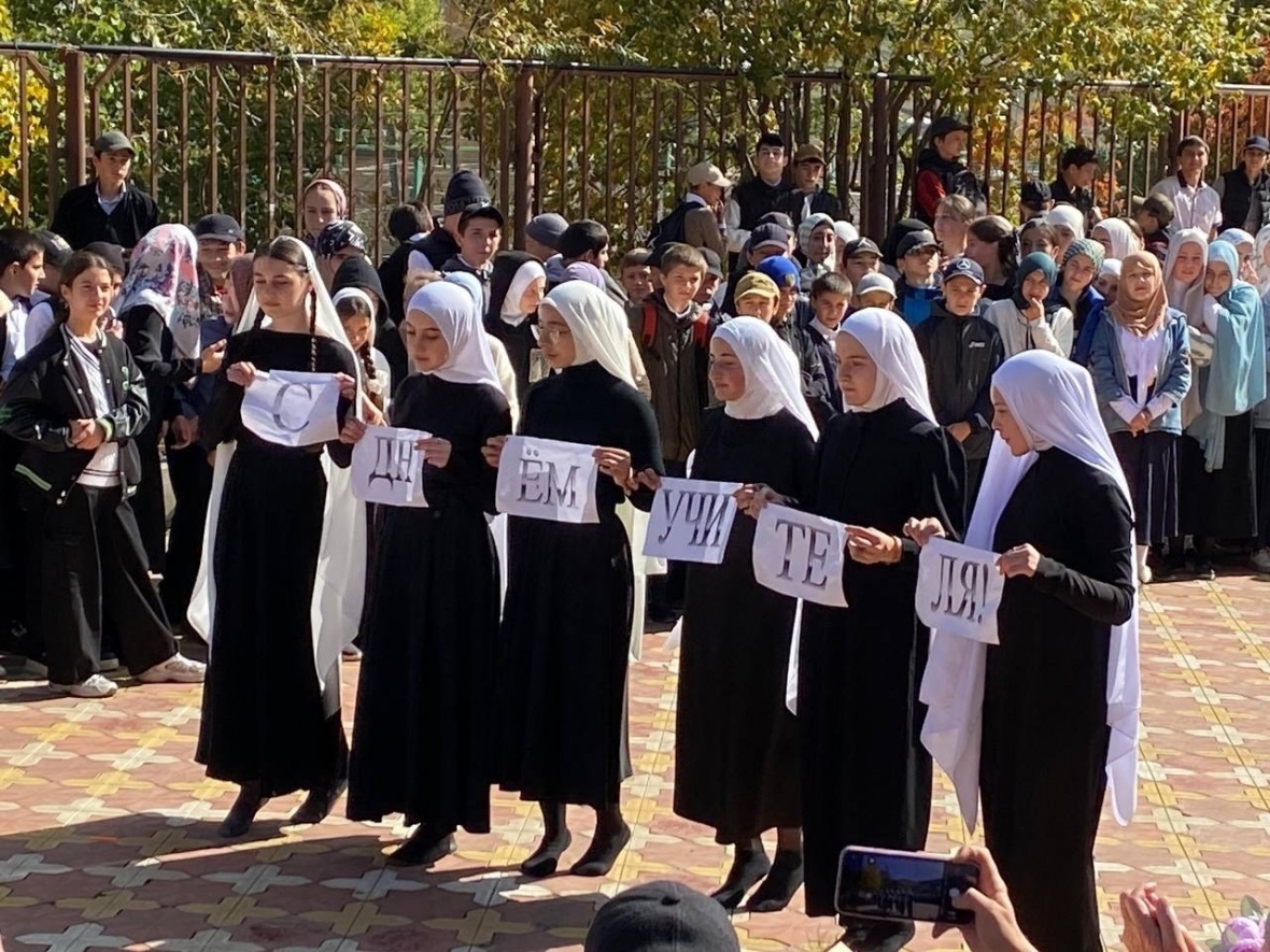 Торжественная линейка, посвященная Дню учителя, прошла сегодня в Цурибской школе