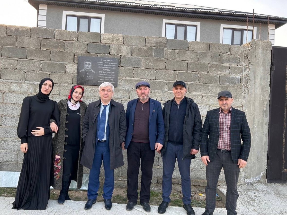 В преддверии Международного женского дня глава Чародинского района посетил матерей и вдов земляков, погибших в ходе СВО, которые проживают за пределами района