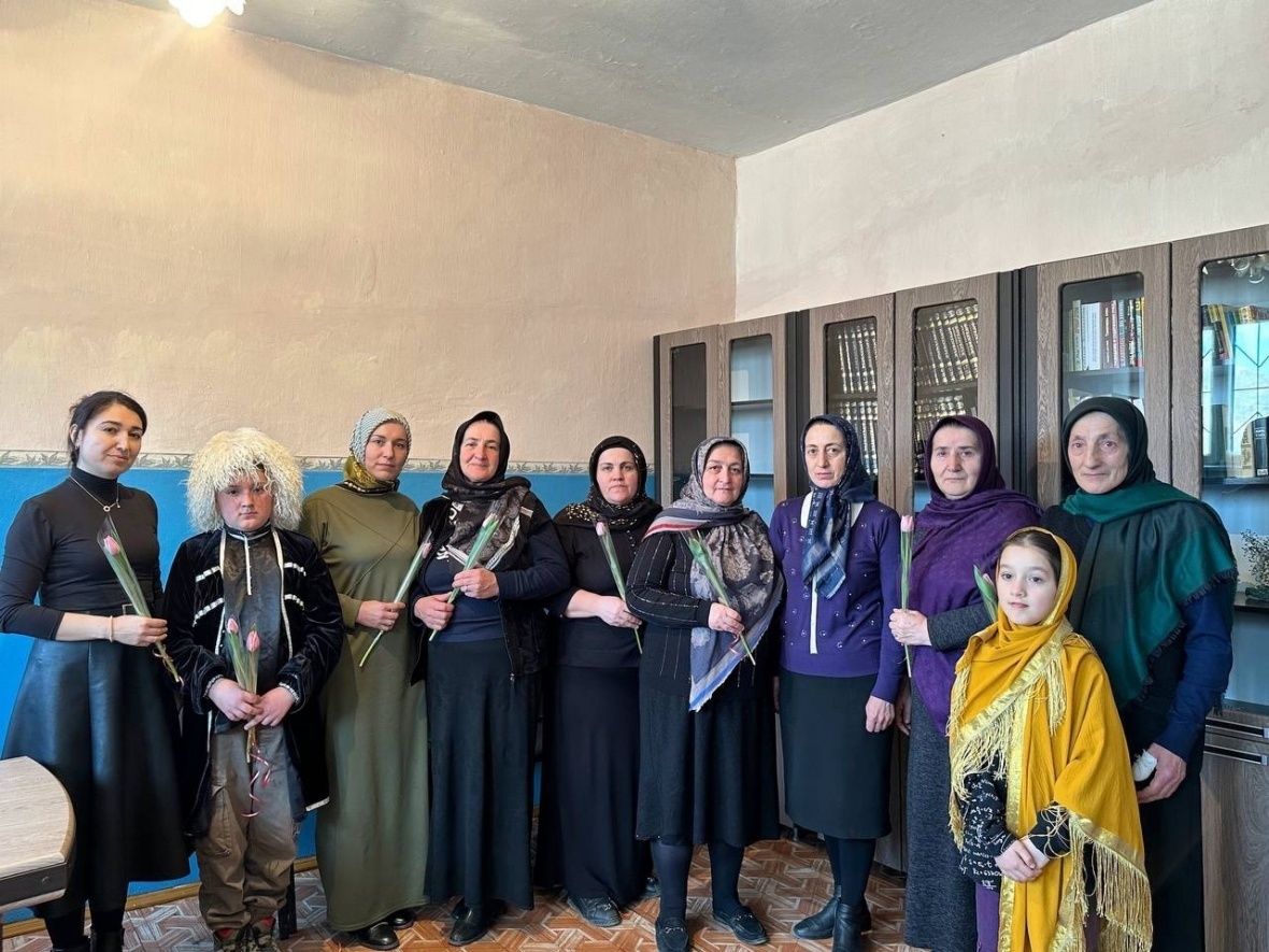 Воспитанники ЦДОД Чародинского района со словами поздравлений с Международным женским днём раздали женщинам тюльпаны в учреждениях райцентра