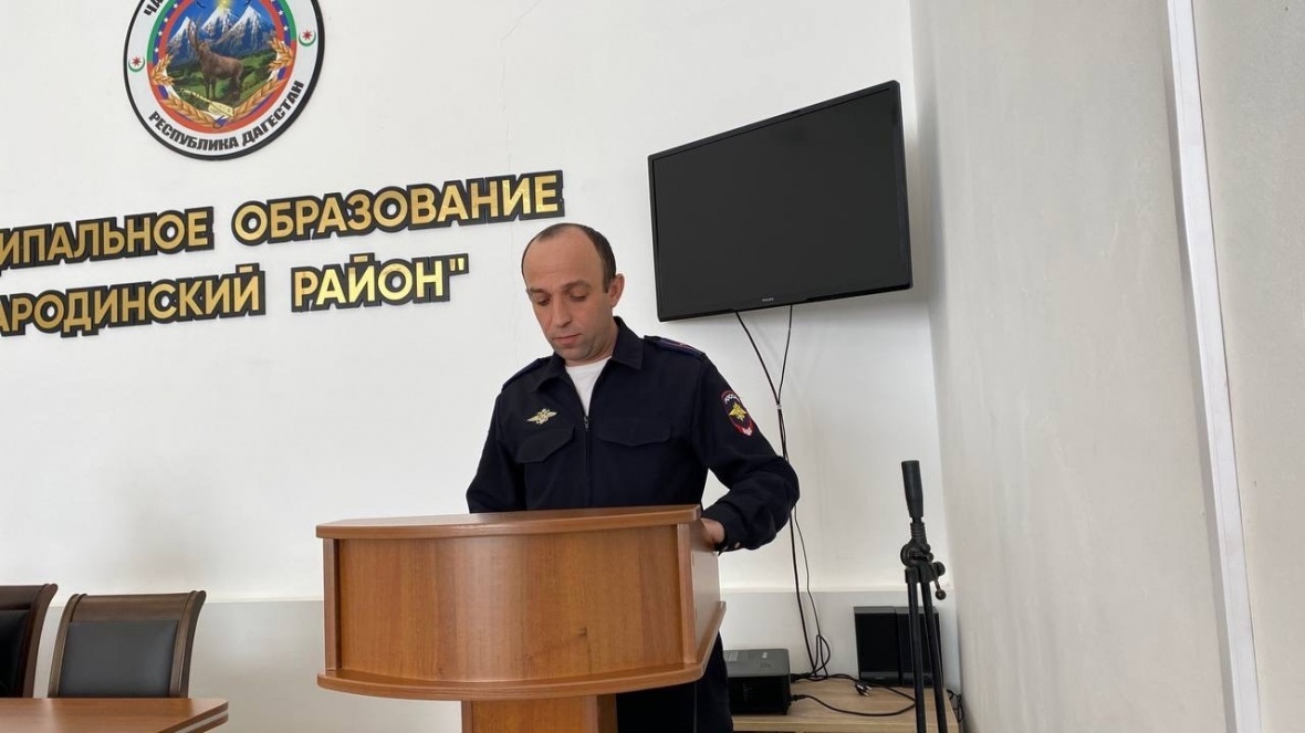 Инспектор ГАПиК ОМВД России по Чародинскому району, майор внутренней службы Камил Курбанов выступил С информацией о состоянии преступности на территории района