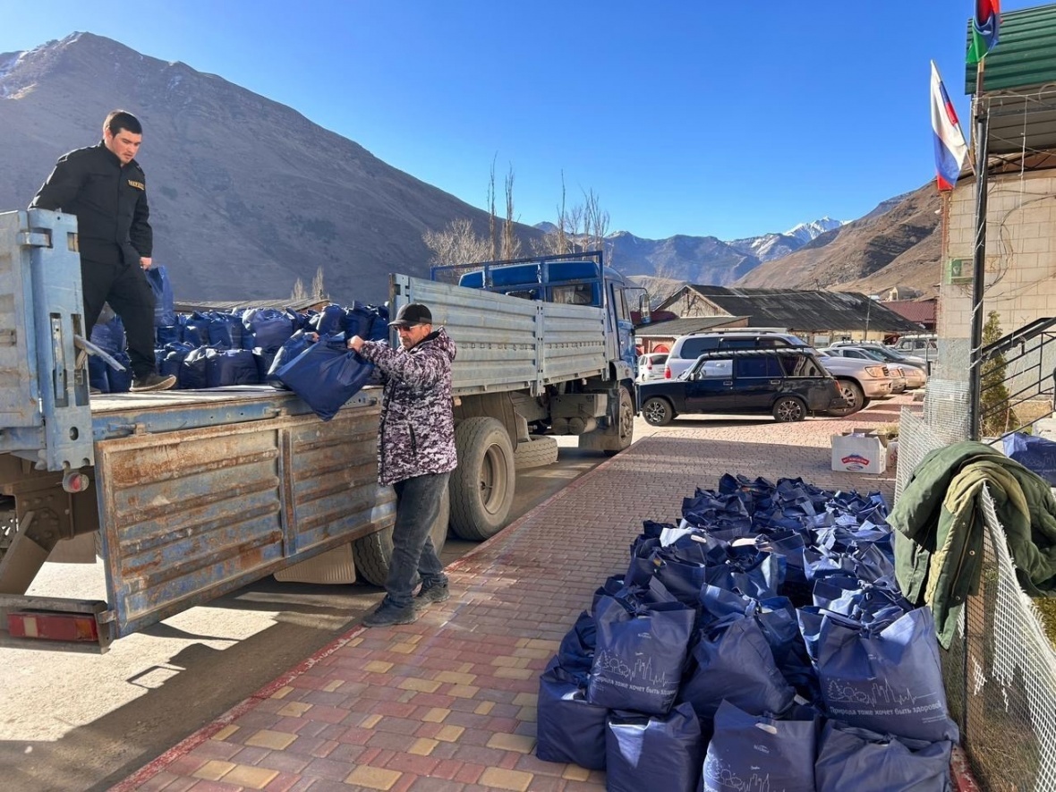 В Чародинском районе в честь месяца Рамадан раздали продуктовые пакеты в каждый дом