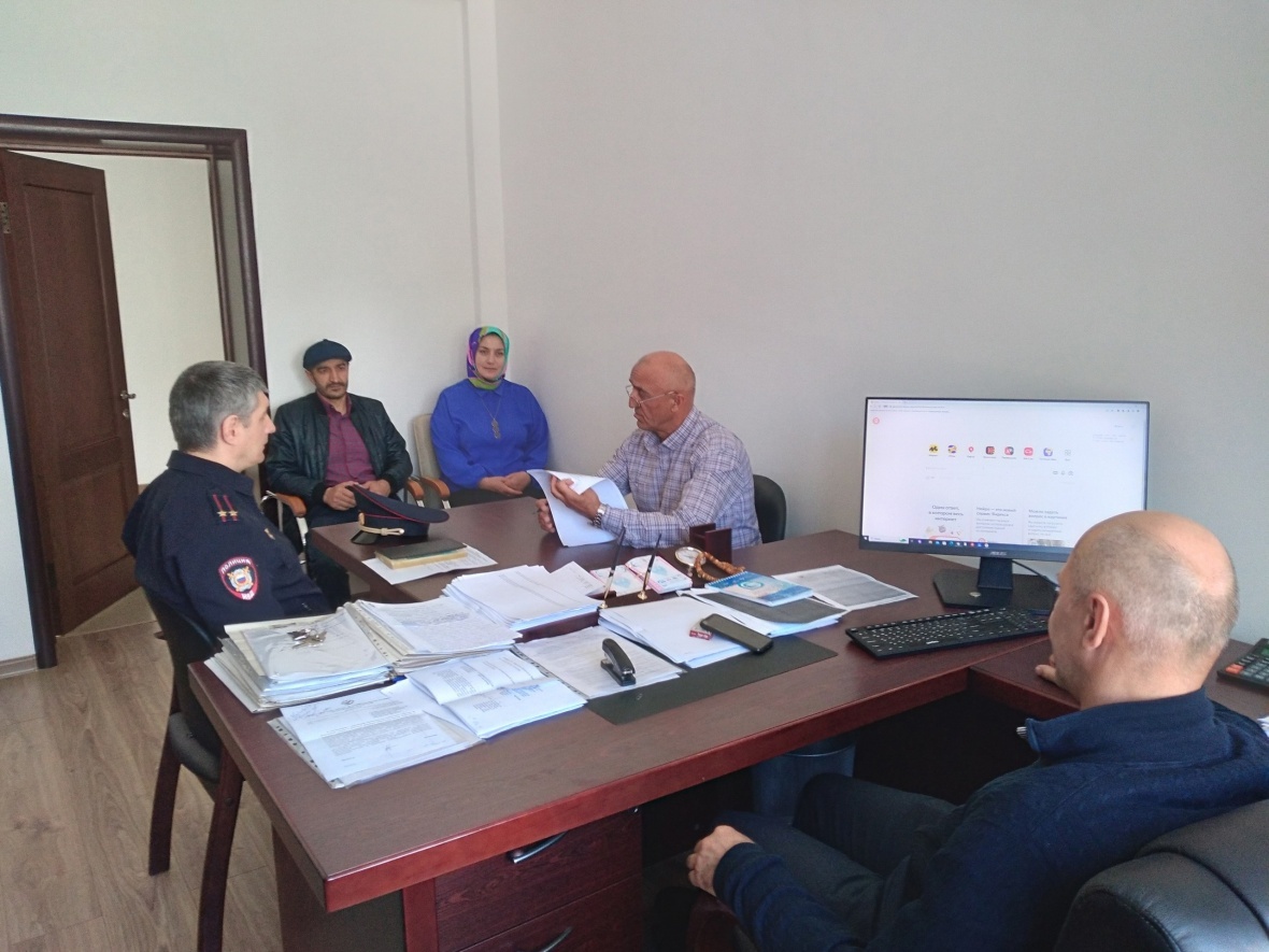 В кабинете замглавы района состоялось обсуждение по вопросу устранения незначительных нарушений в законодательстве в сфере миграции на территории района