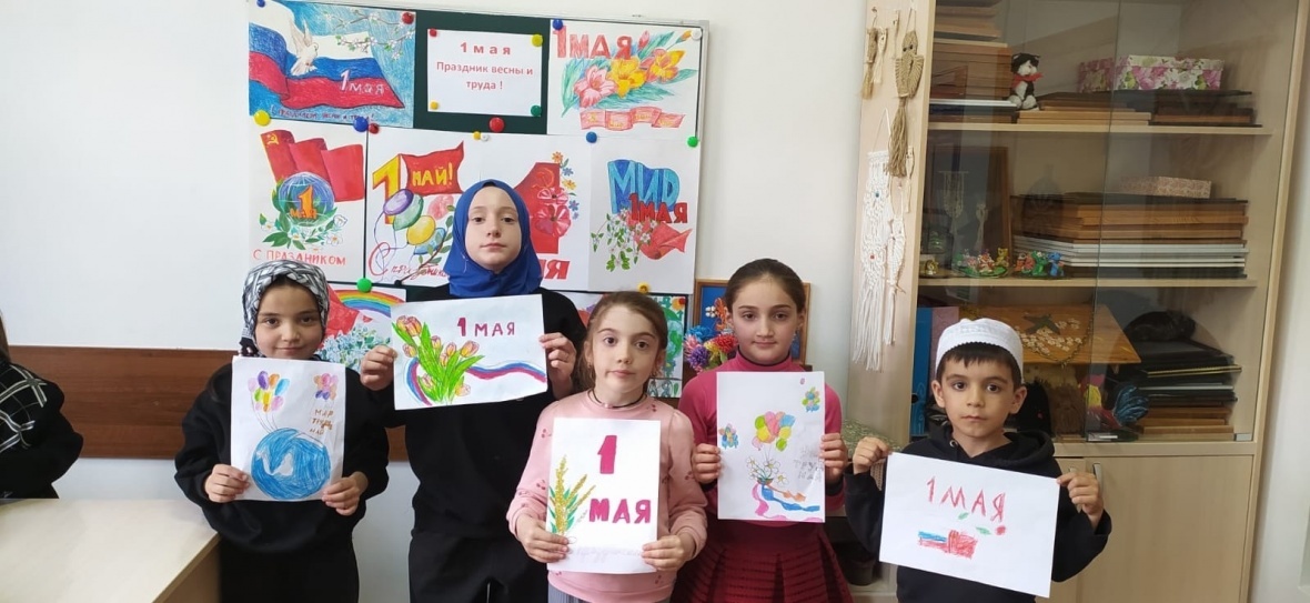 В честь Первомая дети нарисовали праздничные рисунки