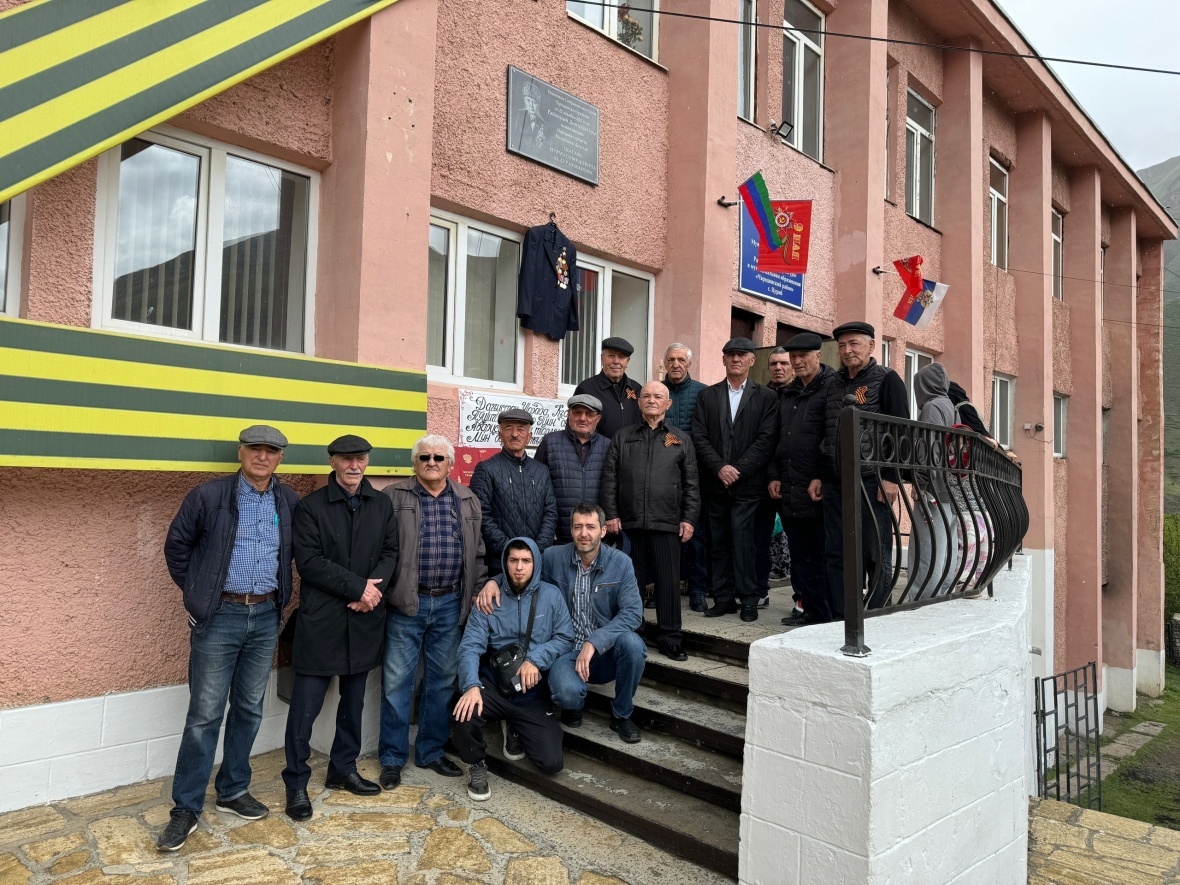 В Цурибе торжественно провели открытие мемориальной доски в честь народного артиста РД Шагава Абдурахманова