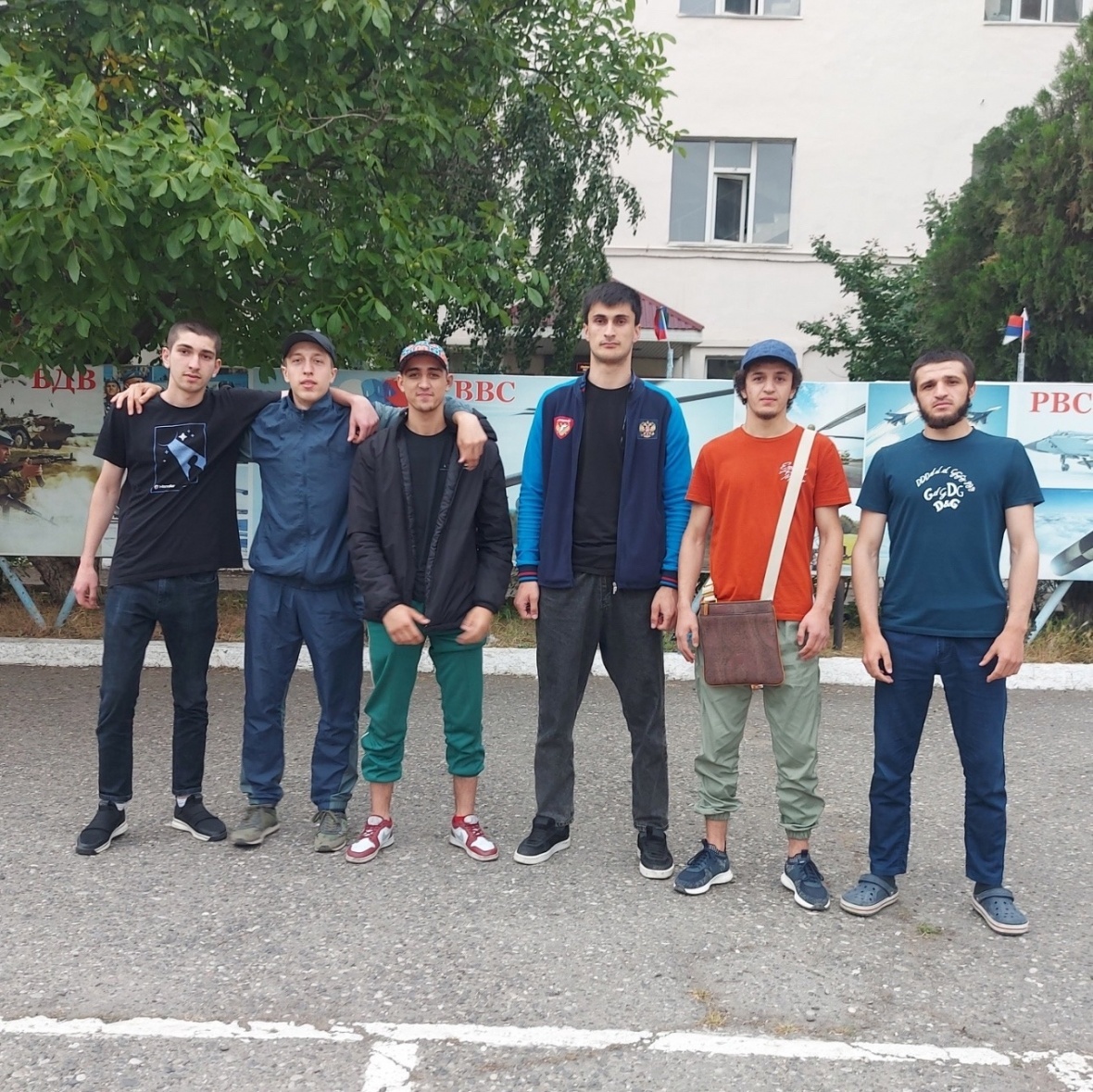 В рамках весенней призывной кампании очередная команда новобранцев отправилась в сборный пункт города Махачкалы