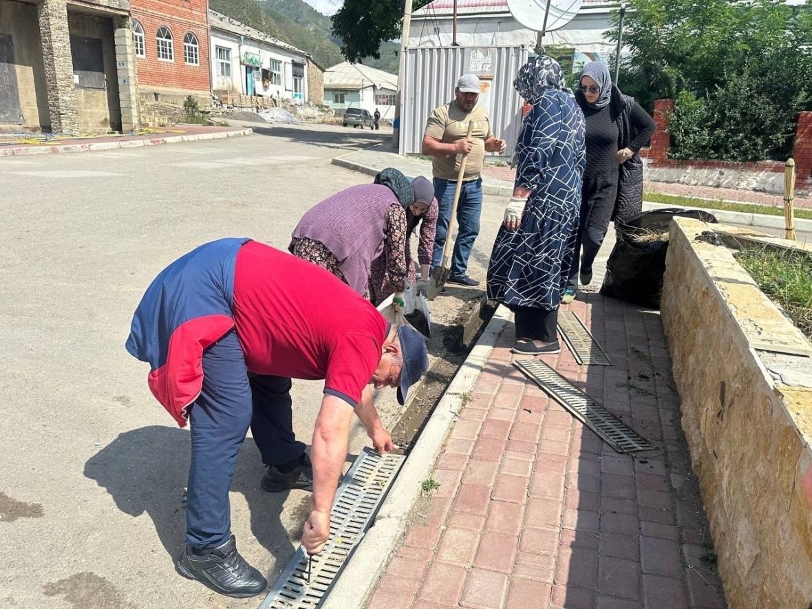 В селе Цуриб Чародинского района прошел субботник