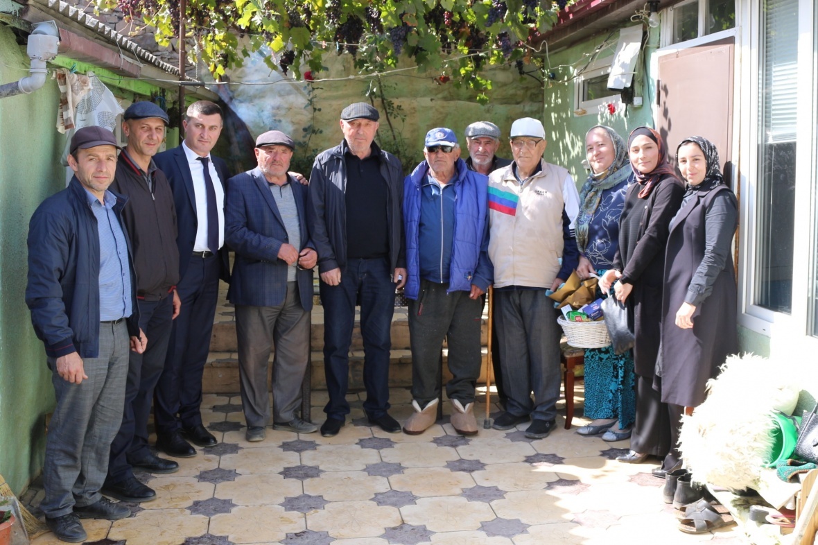 Пожилые жители района в честь праздника получили подарки