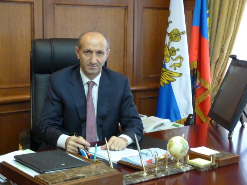 Поздравление с Днем защитника Отечества Почетного гражданина Чародинского района, председателя Комитета НС РД по бюджету, финансам и налогам Сейфулаха Исакова