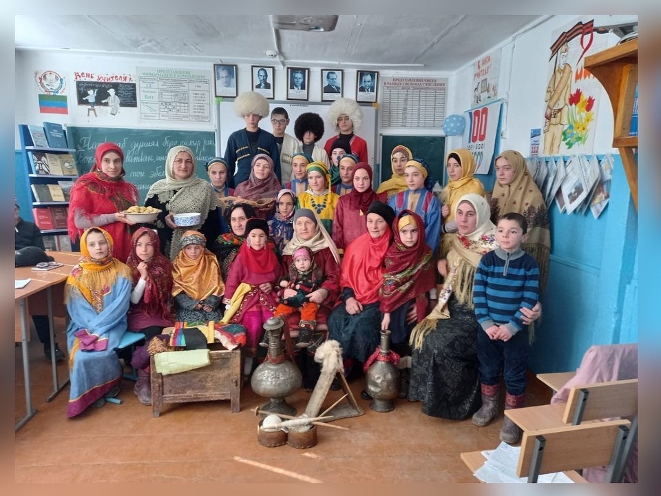 В селе Тлярош провели показ национальной одежды аварцев