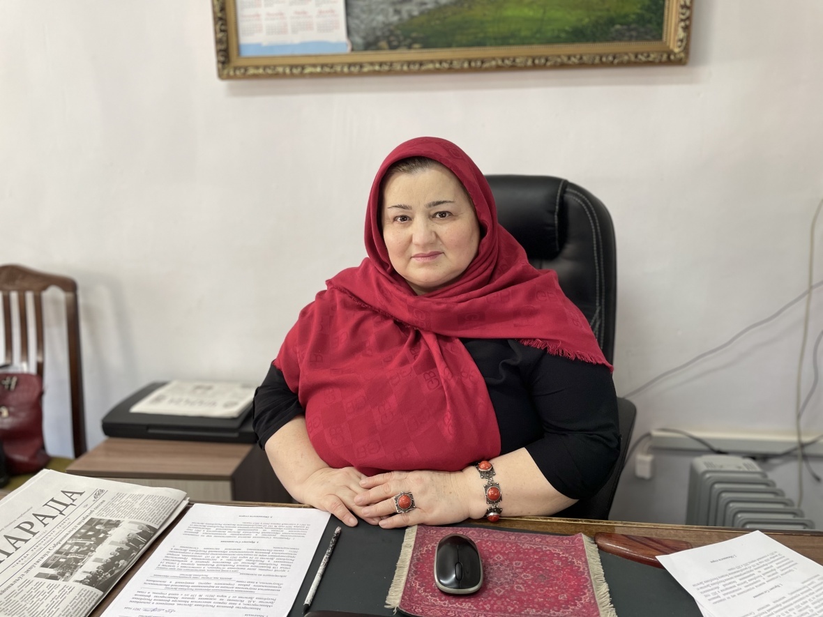 Коллектив администрации района поздравил Патимат Мусаеву с днем рождения