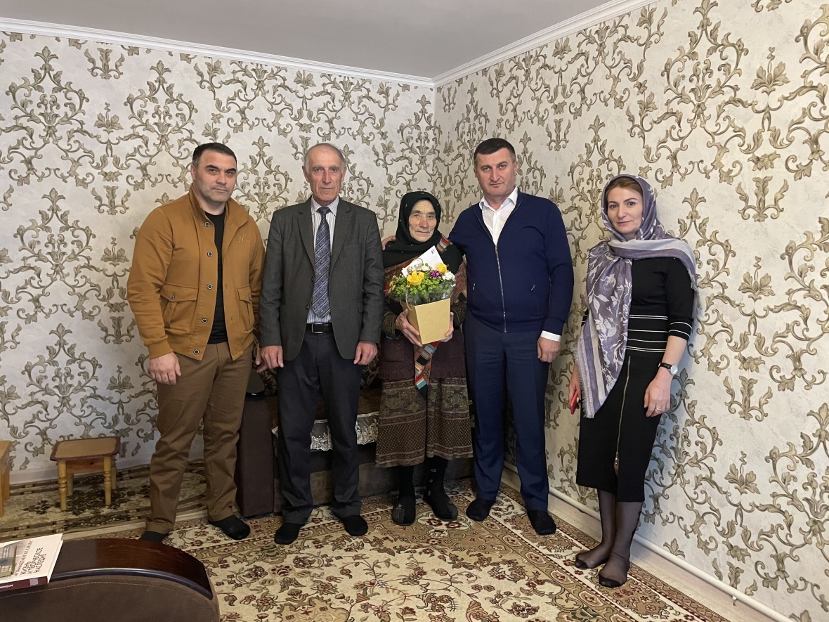 Поздравления от руководства района приняла ветеран труда Махмудова Айшат Гамидовна